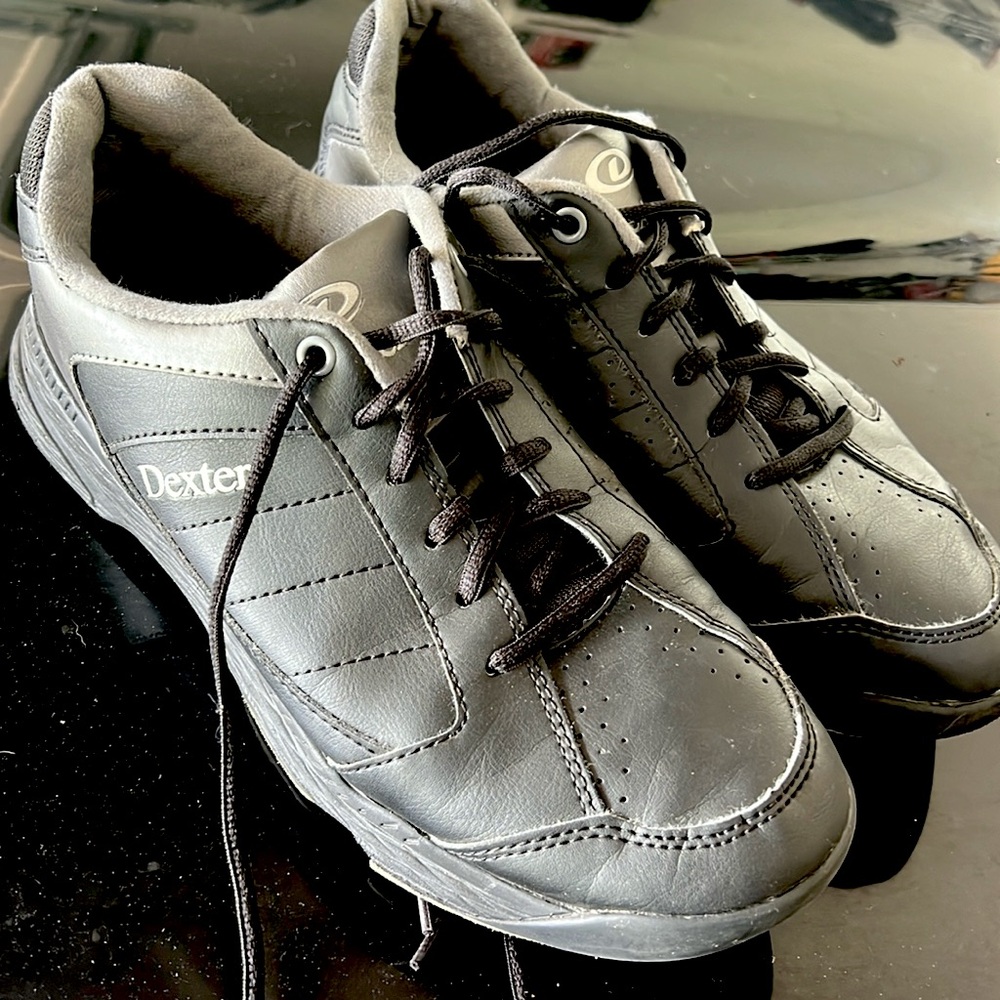 Dexter classic men’s bowling shoes.